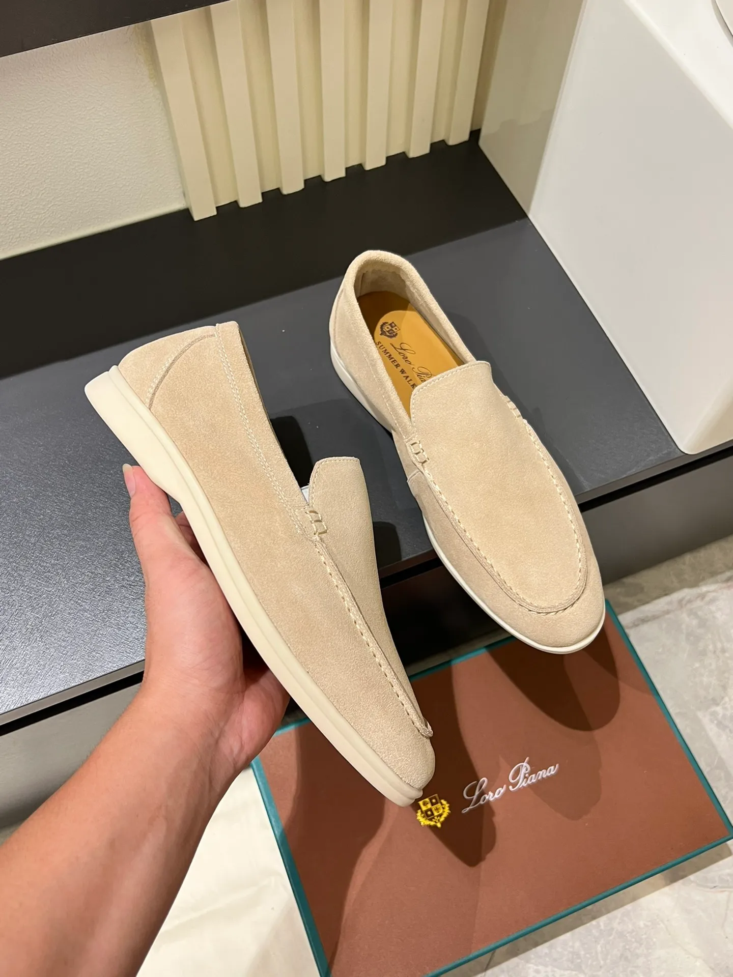 Men's shoes 💰p360 "Loro men's shoes 💰pian'*" Classic L men's shoes for couples 💰p Top version British flat loafers, a must-have item in old money style, the minimalist design is eye-catching and durable, a plus point for dressing The soft foot feel and texture are outstanding. They don’t scratch your feet and are very nice. They are matched with soft and waxy soles. They can be worn daily for a long time without getting tired. They are easy to wear, versatile and classic items, with perfect foot feel and texture! Imported cashmere fabric, the lining is made of imported A-grade water-dyed cow lining, the top version of the genuine leather midsole is sewn with pure handmade mark thread! Size: Female 35-40 (34. Customized) Male 38-44 (45.46. Customized)